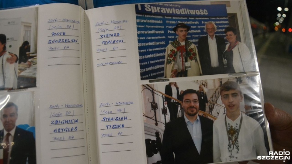 Jego hobby to odwiedzanie polityków i samorządowców, z którymi robi sobie zdjęcia i zbiera w specjalnych albumach. Fot. Przemysław Polanin [Radio Szczecin]