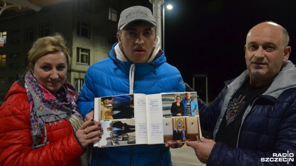 Jego hobby to odwiedzanie polityków i samorządowców, z którymi robi sobie zdjęcia i zbiera w specjalnych albumach. Fot. Przemysław Polanin [Radio Szczecin]