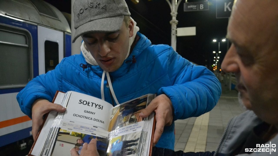 Jego hobby to odwiedzanie polityków i samorządowców, z którymi robi sobie zdjęcia i zbiera w specjalnych albumach. Fot. Przemysław Polanin [Radio Szczecin]