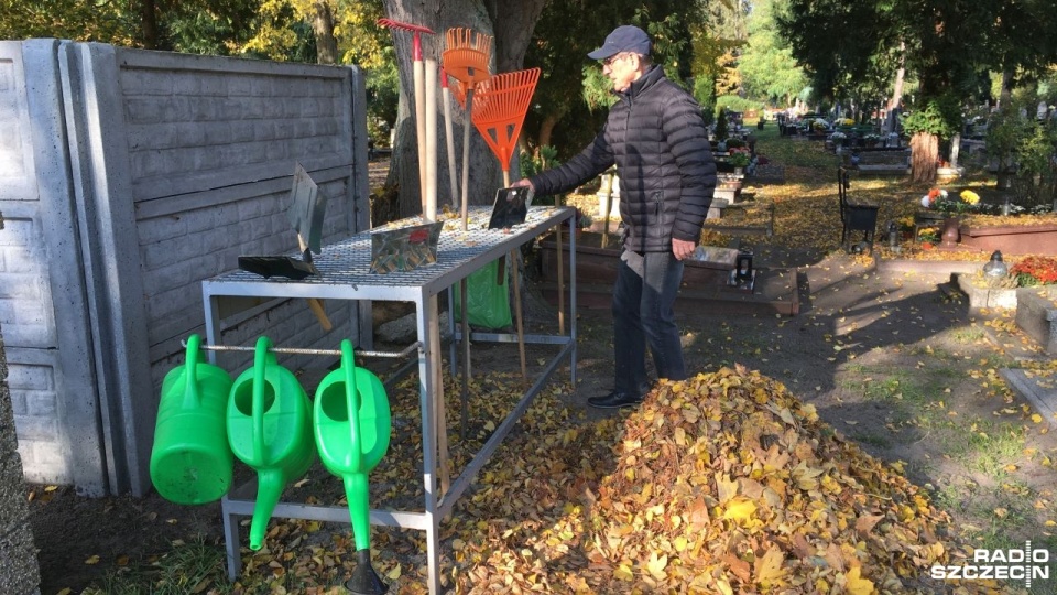 Pojemniki z przyborami są dostępne dla każdego. Mieszkańcy chętnie z nich korzystają. Fot. Joanna Maraszek [Radio Szczecin]