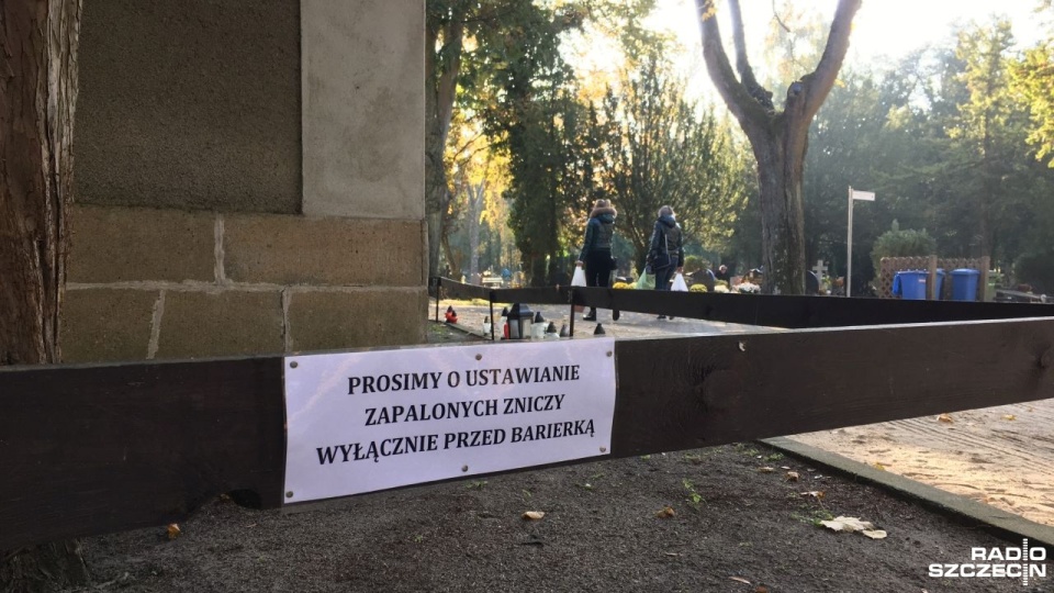 Pojemniki z przyborami są dostępne dla każdego. Mieszkańcy chętnie z nich korzystają. Fot. Joanna Maraszek [Radio Szczecin]