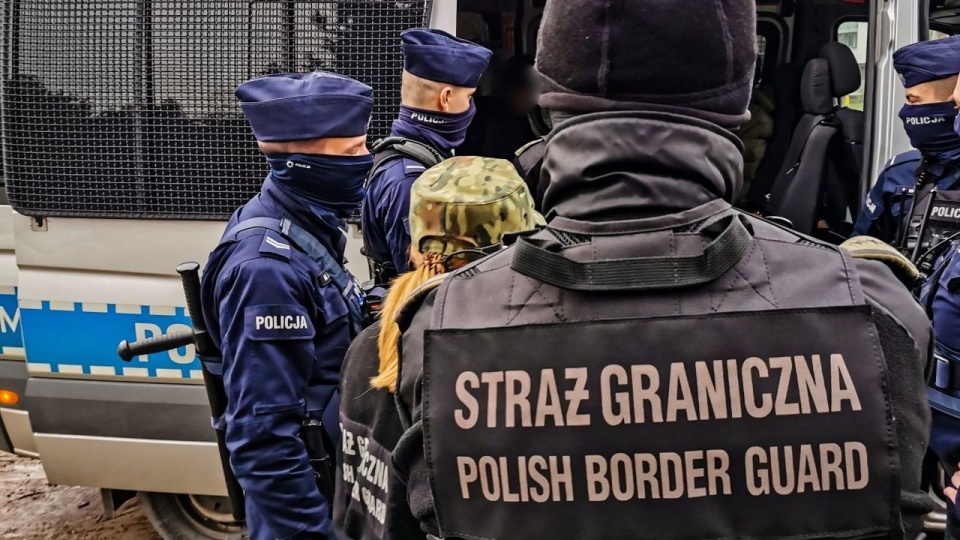 Od początku kryzysu na granicy polsko-białoruskiej policjanci zatrzymali 209 osób w związku z pomocnictwem przy nielegalnym przekraczaniu granicy. źródło: https://bialystok.policja.gov.pl