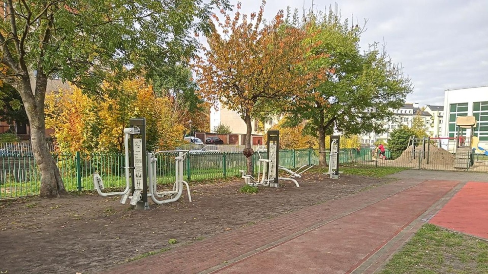 Siłownia pod chmurką składa się z kilku urządzeń, w tym wioślarza, twistera i prasy nożnej. źródło: https://stargard.eu/