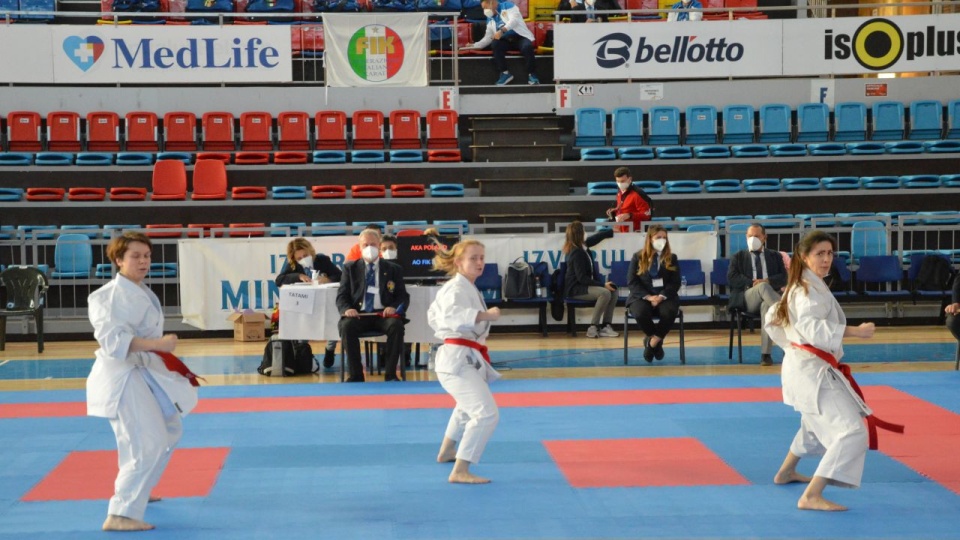 Weronika Kapler (na środku) i Natalia Leśniak (z prawej) w wykonaniu kata Jion w konkurencji kata drużynowego seniorek. Polki zdobyły w tej konkurencji brązowy medal. Fot. Klub Karate Bushikan