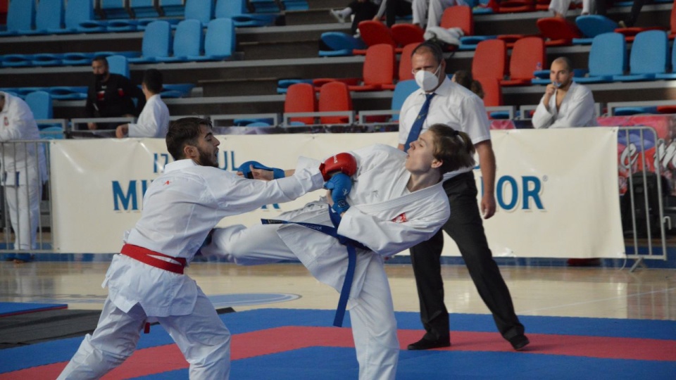 Maciej Waryński (z prawej) w półfinałowym pojedynku z Włochem na Mistrzostwach Europy w Oradei. Fot. Klub Karate Bushikan