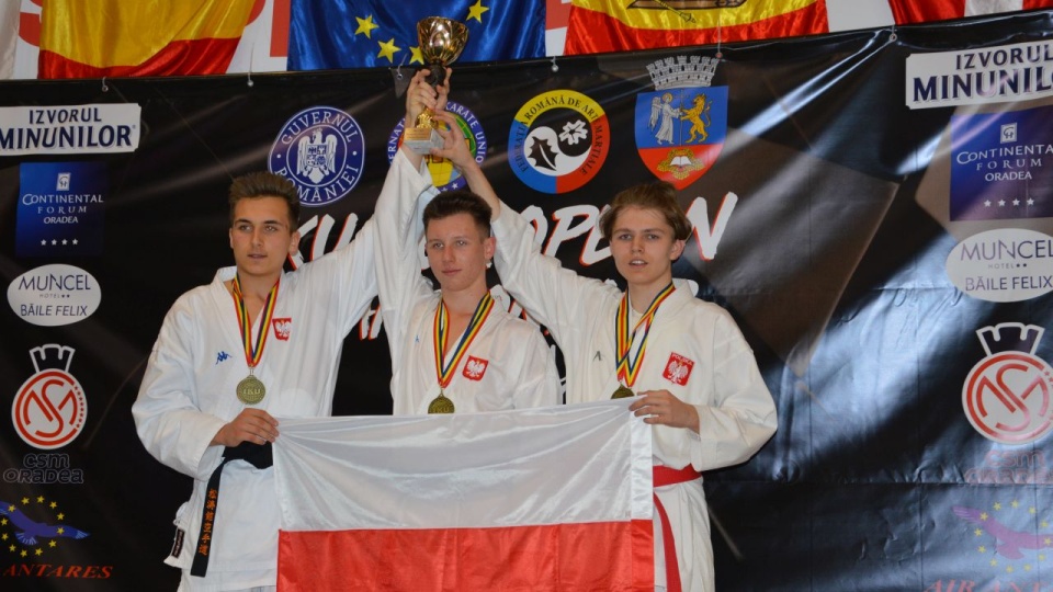 Maciej Waryński (z prawej) Mistrzem Europy w kumite drużynowym rotation juniorów. Fot. Klub Karate Bushikan