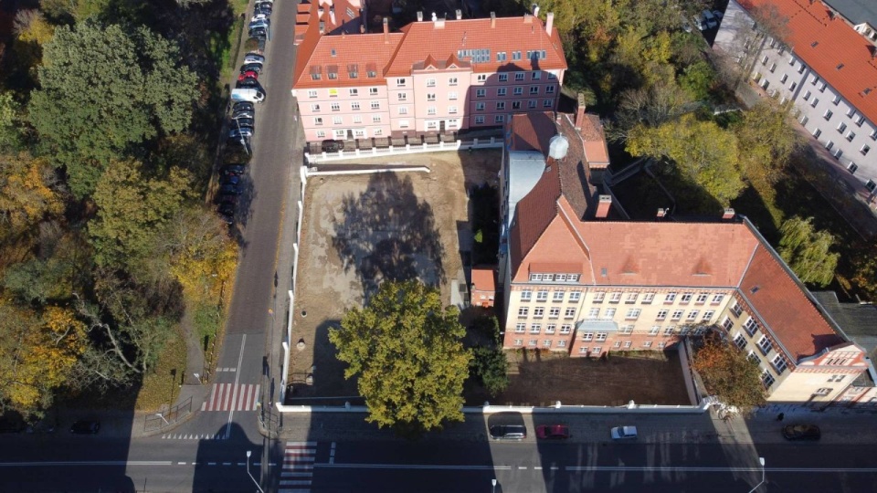 Prace obejmowały renowację ogrodzenia oraz murów oporowych wokół budynku szkoły. źródło: https://wiadomosci.szczecin.eu/artykul/inwestycje/stary-mur-jak-nowy