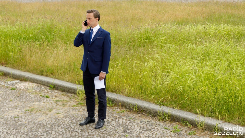 Poseł Konfederacji Krzysztof Bosak mówił, że projekt przyczyni się do obniżki cen paliw na stacjach. Fot. Robert Stachnik [Radio Szczecin]