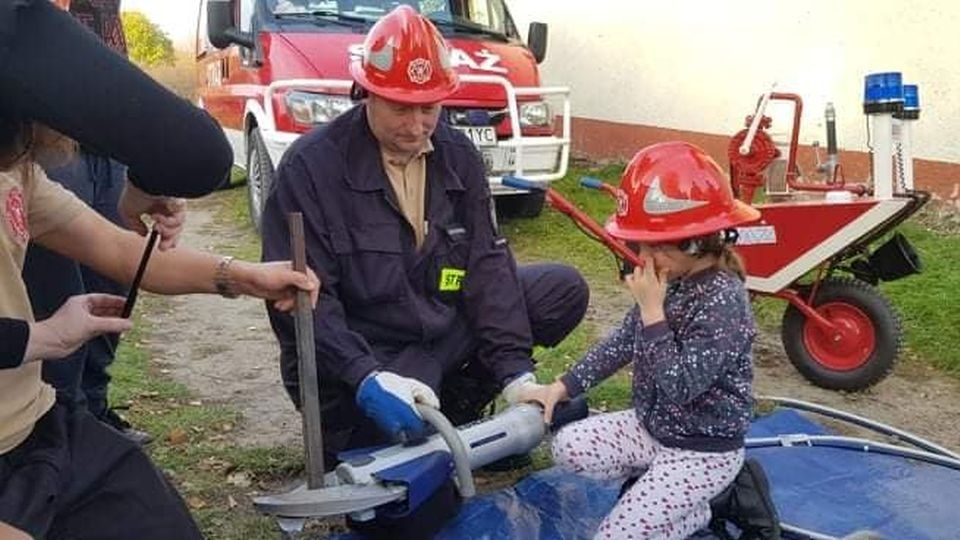 Z okazji chrztu nowego wozu najmłodsi mogli poznać pracę strażaków: wsiąść do samochodu, przygotować sprzęt do użycia wody oraz założyć strażackie kaski. źródło: OSP Krzywin