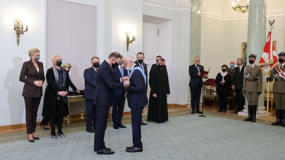 Prezydent Andrzej Duda podkreślił, że odznaczenia są jedynie symbolicznym podziękowaniem za bezcenną działalność wyróżnionych osób. źródło: https://twitter.com/prezydentpl/Grzegorz Jakubowski