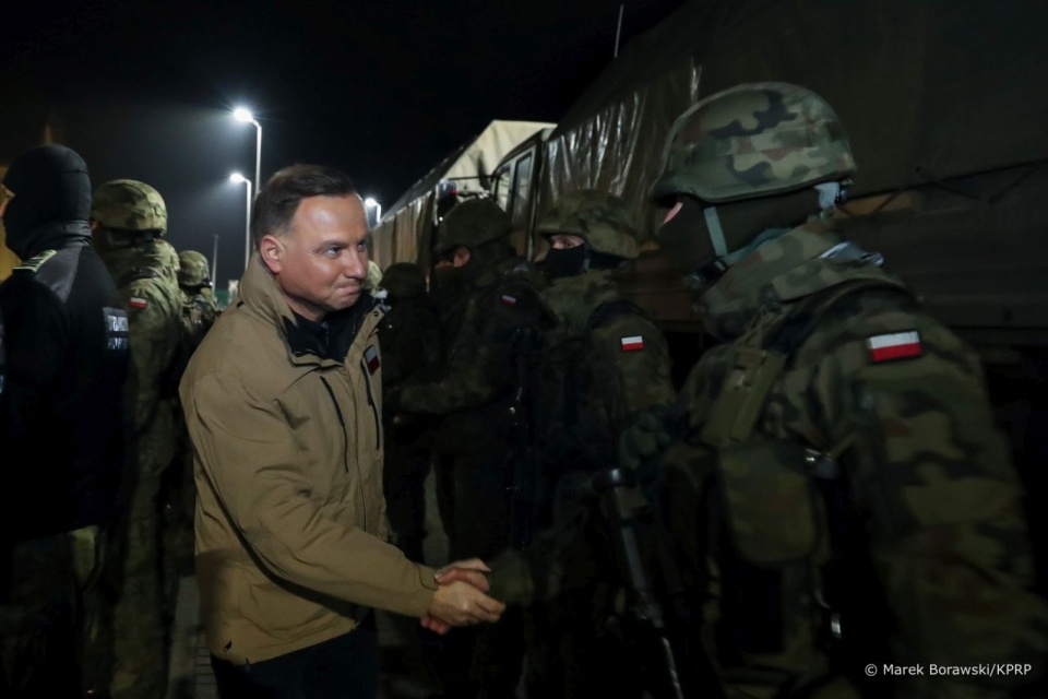 Podczas spotkania z oddziałem udającym się na nocny patrol na granicę polsko-białoruską prezydent określił ich służbę jako bardzo ważną i podziękował im za ofiarność. Fot. prezydentpl/Marek Borawski/KPRP