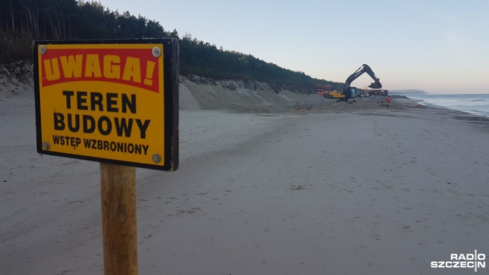 Kosztem prawie 3 milionów złotych wzmacniany jest brzeg w Międzywodziu. Fot. Jacek Rujna [Radio Szczecin]