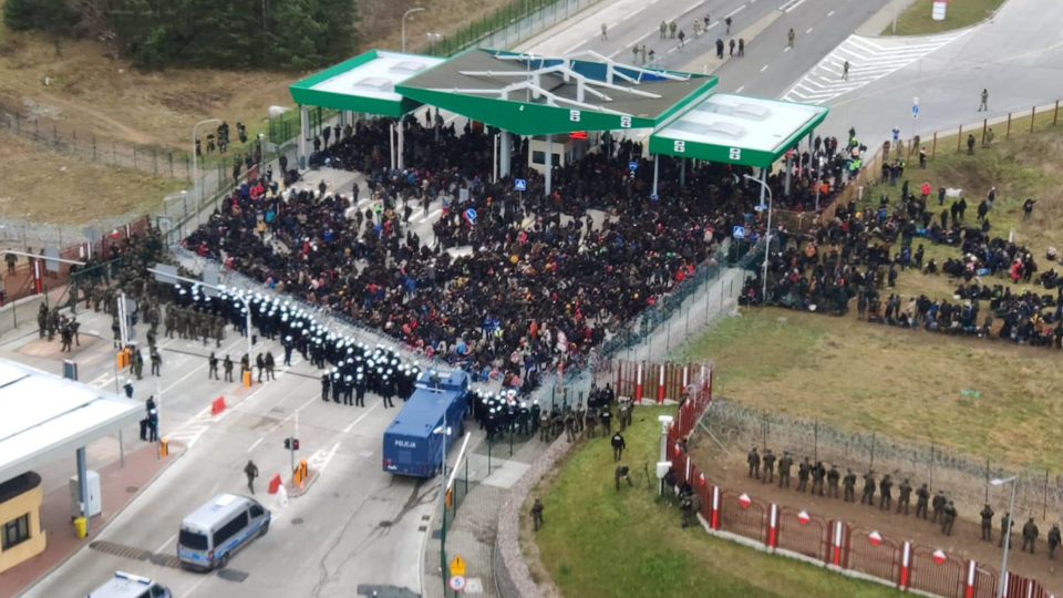 Ewelina Szczepańska ze Straży Granicznej powiedziała, że sytuacja na granicy jest wciąż trudna. Fot. https://twitter.com/WasikMaciej