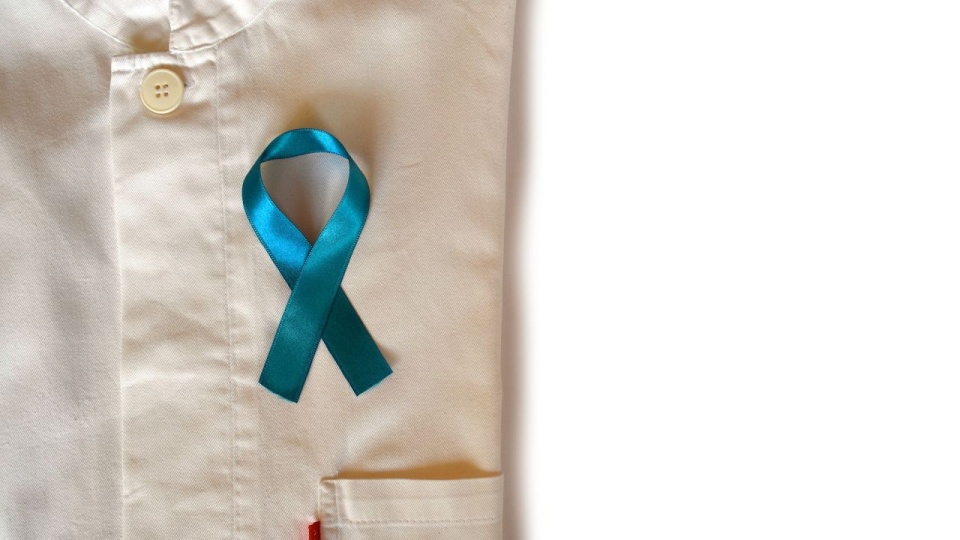 Błękitna wstążka to symbol walki z rakiem prostaty. źródło: Fot. pixabay.com / Free-Photos (CC0 domena publiczna)