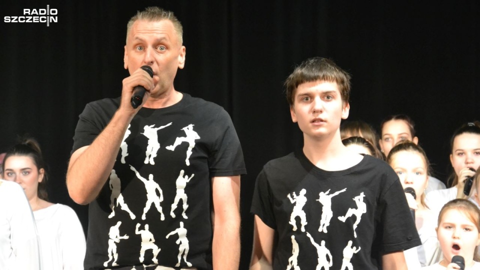 Młodzi wokaliści z Klubu Wojskowego 8. Batalionu Remontowego stanęli na jednej scenie wraz ze swoimi rodzicami i instruktorami śpiewu. Fot. Przemysław Polanin [Radio Szczecin]