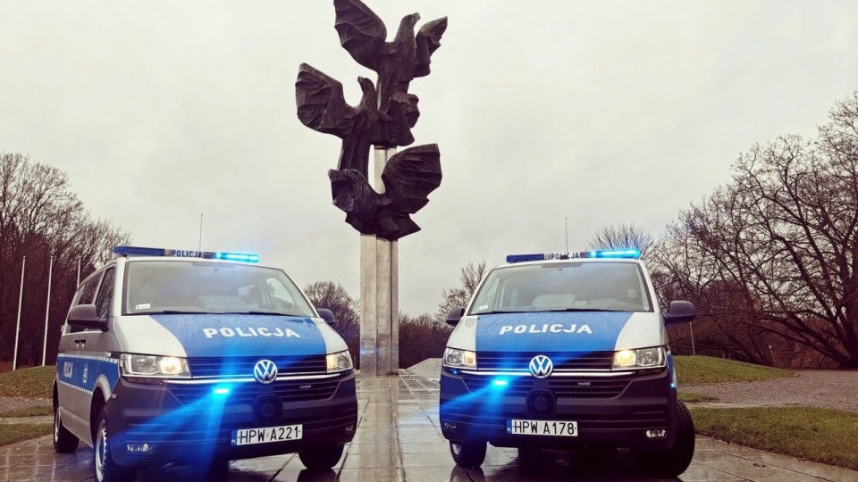To dwa Volkswageny Transportery. Każdy wyposażony jest w dwulitrowy silnik diesla o mocy 150 koni mechanicznych i automatyczną skrzynię biegów. źródło: https://szczecin.policja.gov.pl
