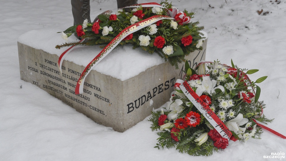W piątek przed Pomnikiem Węgierskiego Chłopca w Parku Kasprowicza wieniec złożył wojewoda zachodniopomorski, Zbigniew Bogucki. Jak mówił, to historia, o której warto pamiętać. Fot. Kamila Kozioł [Radio Szczecin]