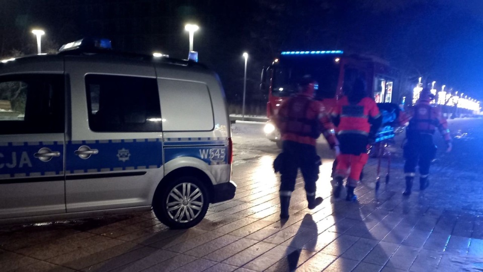 Na miejsce pierwsi przyjechali strażacy i policjanci, którzy rozpoczęli akcję ratunkową. Fot. Morska Służba Poszukiwania i Ratownictwa.