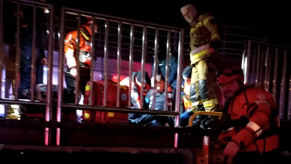 Na miejsce pierwsi przyjechali strażacy i policjanci, którzy rozpoczęli akcję ratunkową. Fot. Morska Służba Poszukiwania i Ratownictwa.