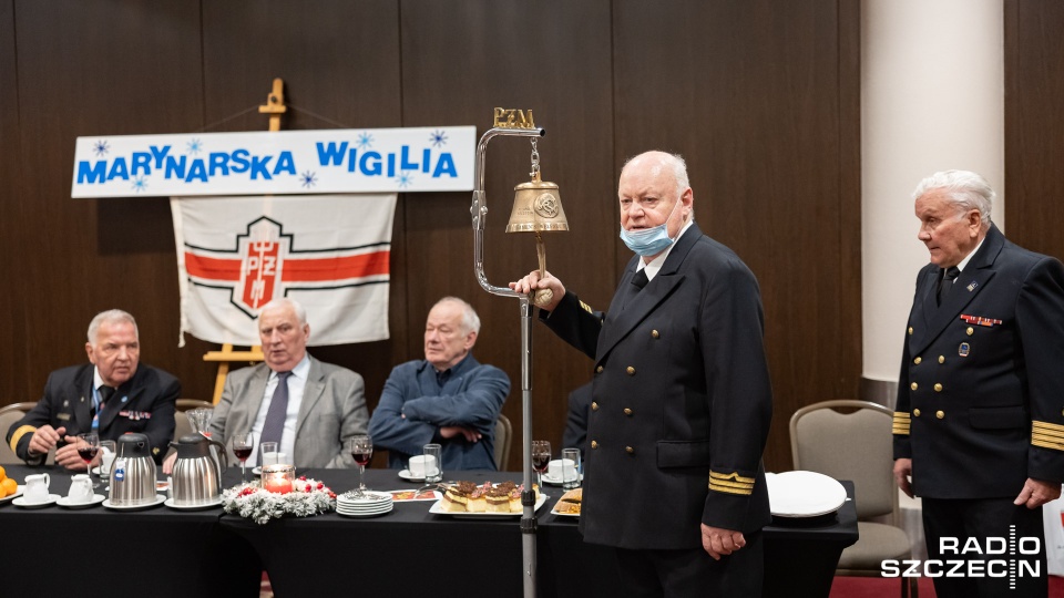 Na Wigilii spotykają się kapitanowie, mechanicy okrętowi, a także lądowi pracownicy armatora. Fot. Robert Stachnik [Radio Szczecin]