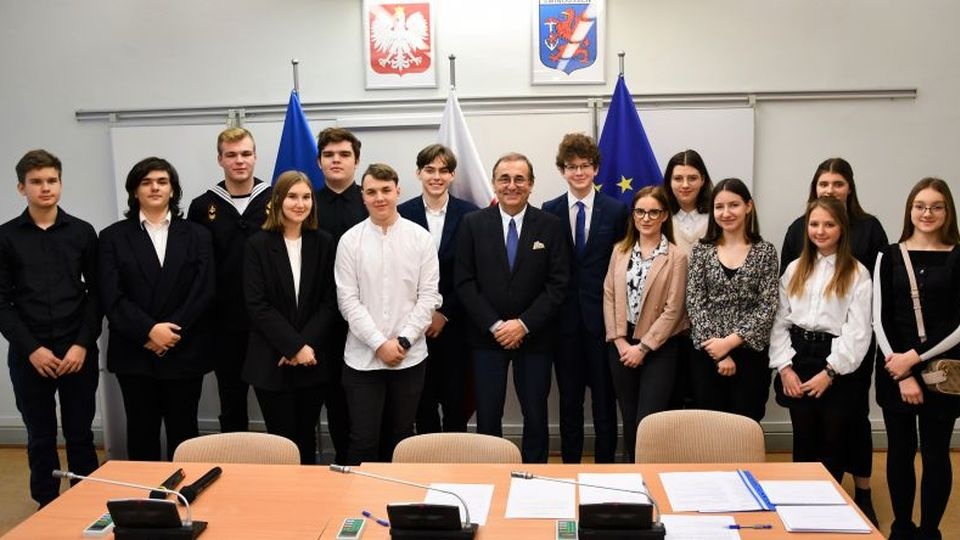 Młodzieżowa rada liczy 15 radnych. Jej członkami są uczniowie świnoujskich szkół podstawowych i liceów. źródło: https://www.swinoujscie.pl/pl/artykul/126/17401/dzis-rozpoczela-prace-mlodziezowa-rada-miasta-swinoujscie