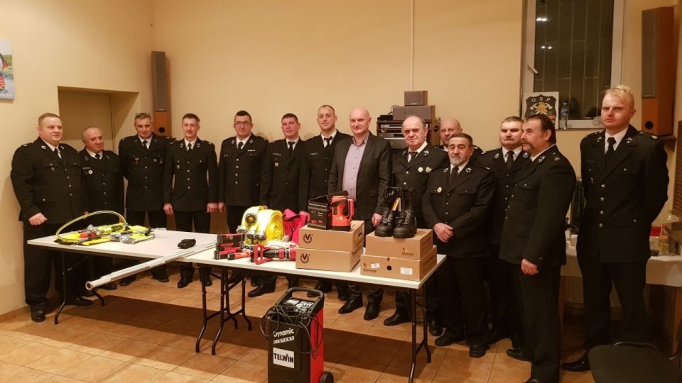Strażacy dostali m.in. linkę ratowniczą, latarki, drabinę i kamerę termowizyjną. źródło: https://maszewo.pl/aktualnosc-196-nowy_sprzet_specjalistyczny_dla.html