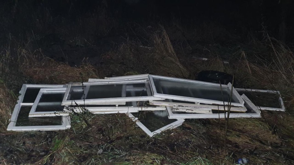 Prawdopodobnie wszystko pochodzi z remontu starego budynku. źródło: https://www.dobraszczecinska.pl/site/straz-gminna/informacje-sg/9525-apel-do-mieszka%C5%84c%C3%B3w#