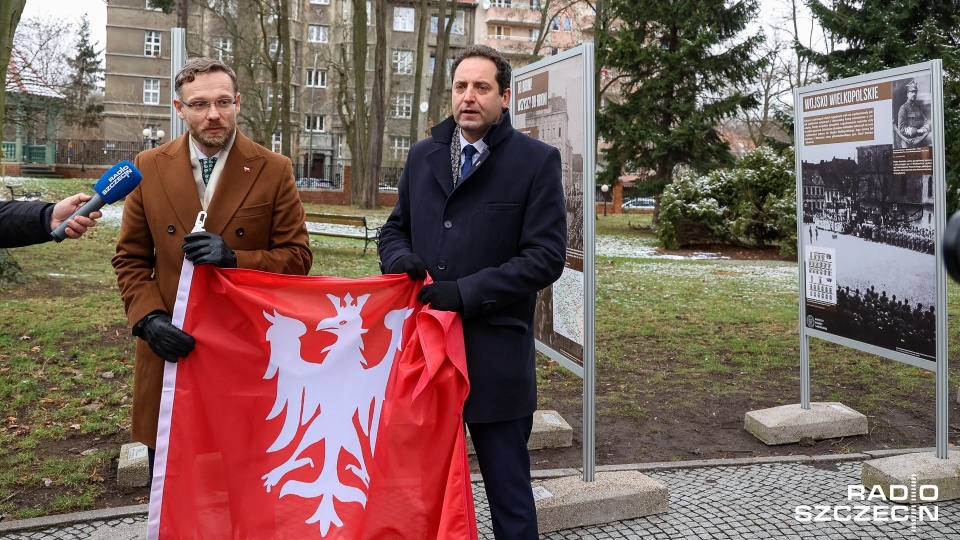 Przed szczecińskim Kuratorium Oświaty otwarto dziś wystawę poświęconą Powstaniu Wielkopolskiemu. Fot. Robert Stachnik [Radio Szczecin]