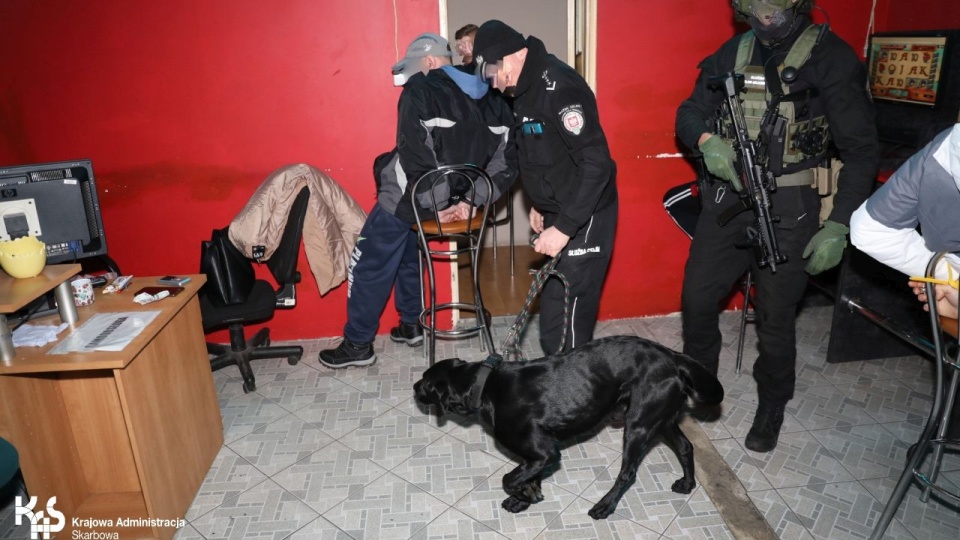 Funkcjonariusze Krajowej Administracji Skarbowej oraz gryfińscy policjanci przeprowadzili akcję w nocy 20 grudnia. źródło: Izba Administracji Skarbowej w Szczecinie