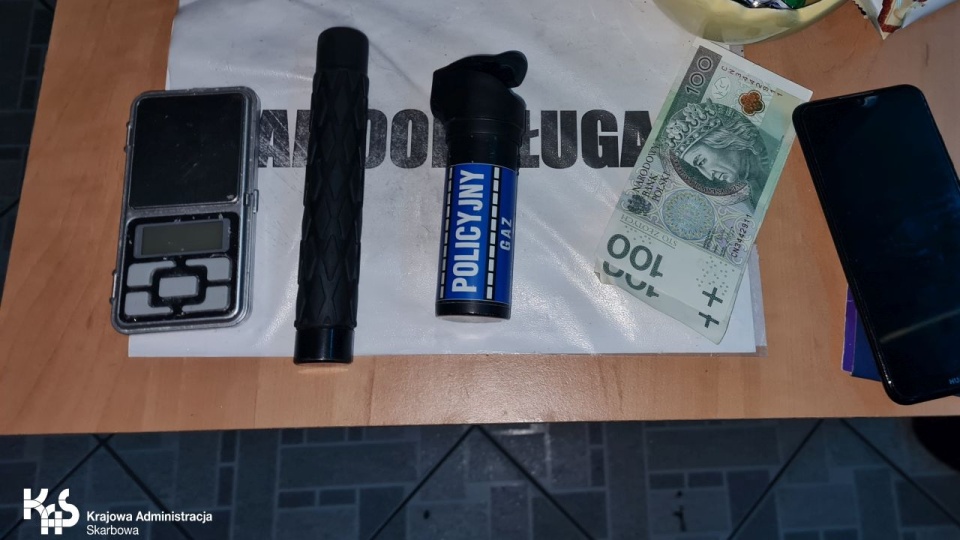 Funkcjonariusze Krajowej Administracji Skarbowej oraz gryfińscy policjanci przeprowadzili akcję w nocy 20 grudnia. źródło: Izba Administracji Skarbowej w Szczecinie