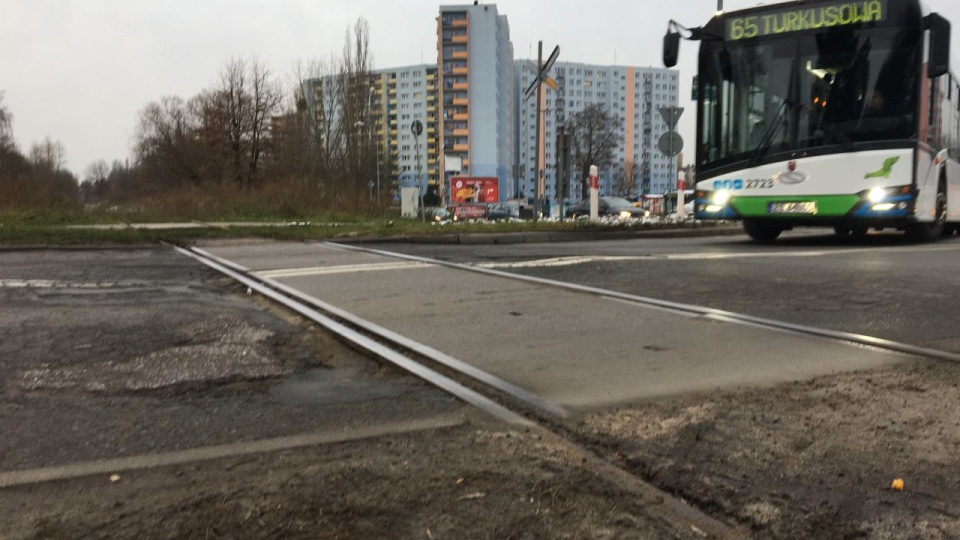 Torowisko w tym rejonie służy głównie do transportu opału do Ciepłowni Dąbska. Pociąg tamtędy jeździ kilka-kilkanaście razy w roku. Fot. Sławomir Orlik [Radio Szczecin]