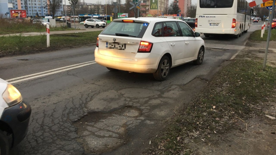 Torowisko w tym rejonie służy głównie do transportu opału do Ciepłowni Dąbska. Pociąg tamtędy jeździ kilka-kilkanaście razy w roku. Fot. Sławomir Orlik [Radio Szczecin]