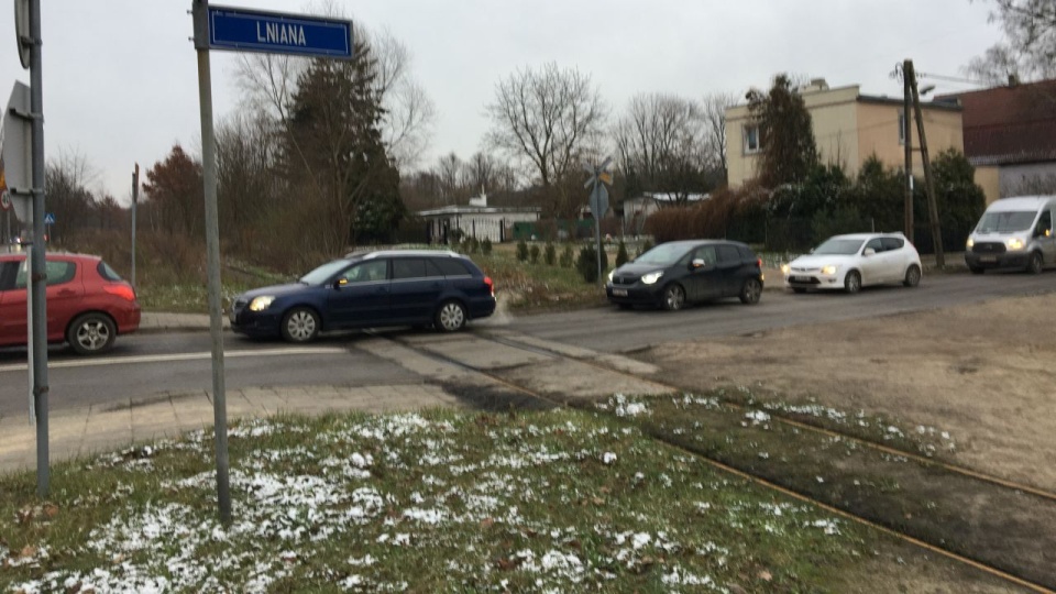 Torowisko w tym rejonie służy głównie do transportu opału do Ciepłowni Dąbska. Pociąg tamtędy jeździ kilka-kilkanaście razy w roku. Fot. Sławomir Orlik [Radio Szczecin]