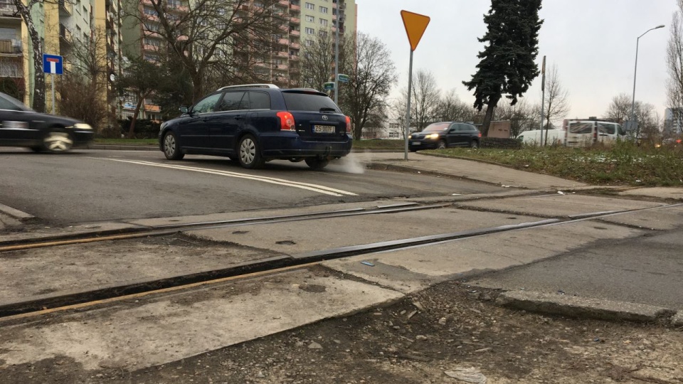Torowisko w tym rejonie służy głównie do transportu opału do Ciepłowni Dąbska. Pociąg tamtędy jeździ kilka-kilkanaście razy w roku. Fot. Sławomir Orlik [Radio Szczecin]