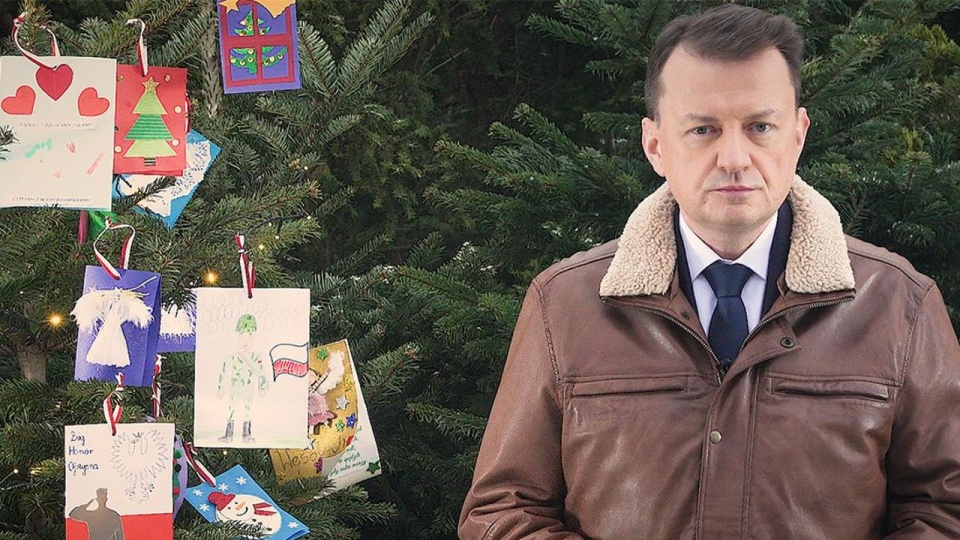 W okolicznościowym nagraniu szef MON przypomniał, że Wojsko Polskie walczy z pandemią koronawirusa i strzeże wschodniej granicy Polski. źródło: https://www.gov.pl/web/obrona-narodowa