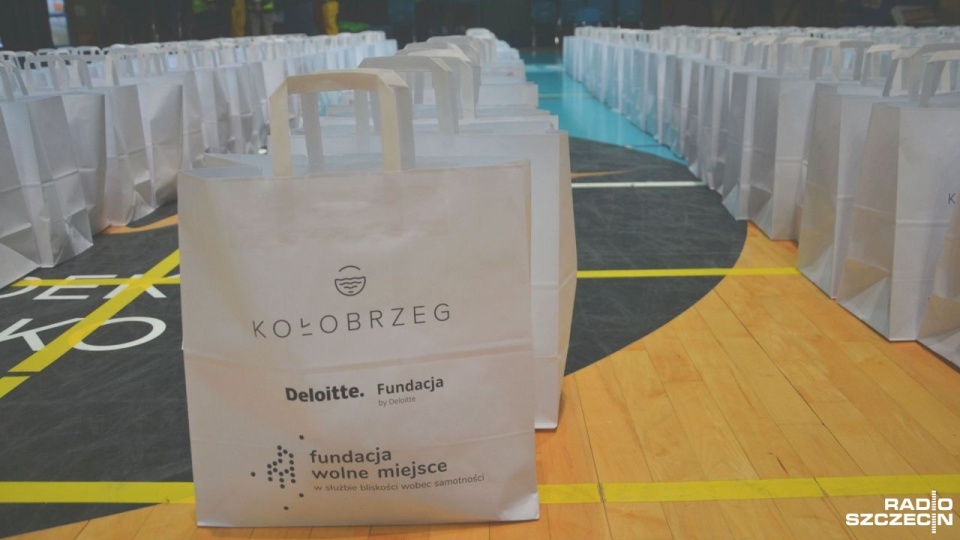 Łącznie wolontariusze dostarczą dziś 400 świątecznych paczek. Wszystkie powinny dotrzeć pod wskazane adresy do godziny 14. Fot. Przemysław Polanin [Radio Szczecin]