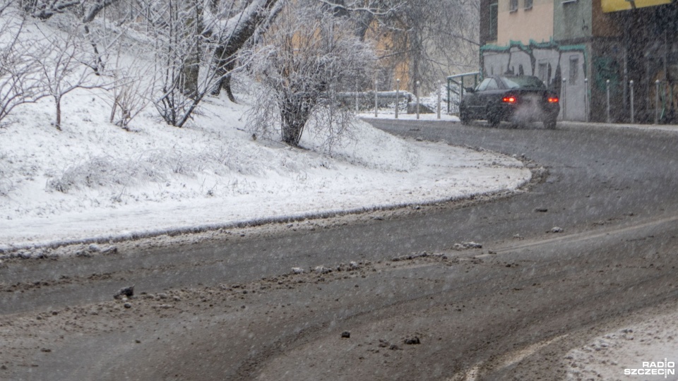 Uwaga na oblodzone jezdnie. Fot. Maciej Papke [Radio Szczecin]