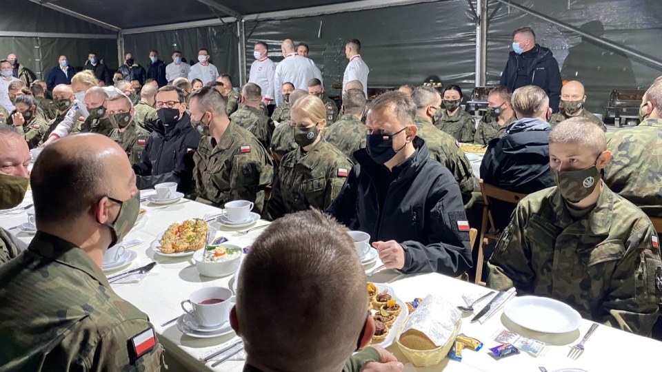 W trakcie świątecznego spotkania Mateusz Morawiecki życzył żołnierzom, aby wigilijna noc na granicy była spokojna. źródło: https://twitter.com/MON_GOV_PL