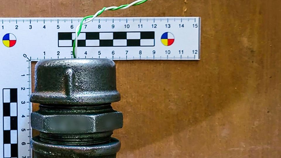 W akcji wzięło udział ponad 100 policjantów z CBŚP, w tym kilku minerów-pirotechników, którzy zabezpieczyli zatrzymane materiały. źródło: https://cbsp.policja.pl/cbs/aktualnosci/212172,Materialy-wybuchowe-przejete-przez-CBSP.html