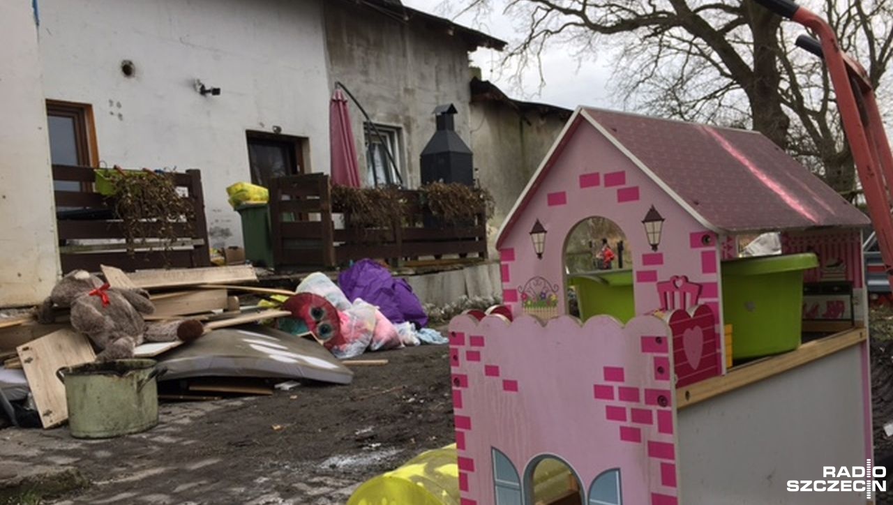W Sylwestra wybuchł pożar w domu Państwa Radowskich w Ognicy, w wyniku którego dach nad głową straciło osiem osób. Teraz do pomocy dołącza Caritas.