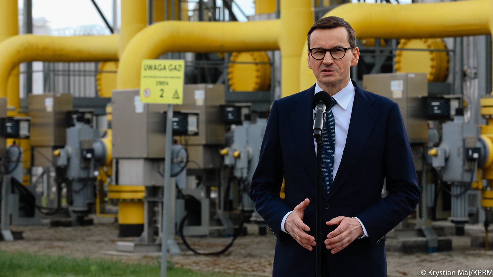 Szef rządu podczas wizyty w oddziale firmy Gaz-System w Rembelszczyźnie, zapewniał, że dostawy gazu w Polsce nie są zagrożone. źródło: https://twitter.com/PremierRP