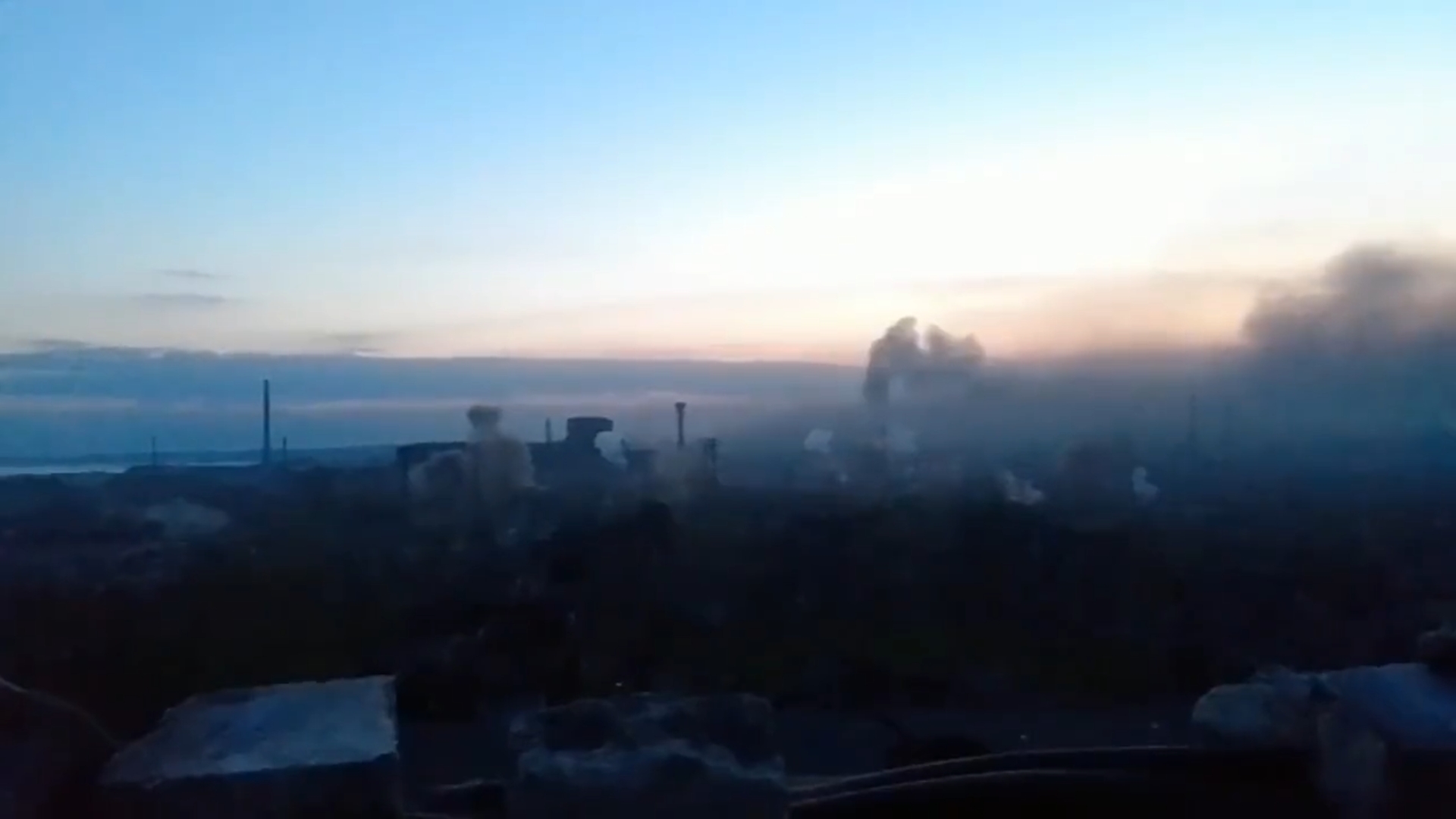 Ukraińscy żołnierze opuszczają kombinat Azowstal w Mariupolu, którego bronili od przeszło dwóch miesięcy.
