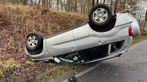 Auto dachowało. Droga zablokowana, są poszkodowani
