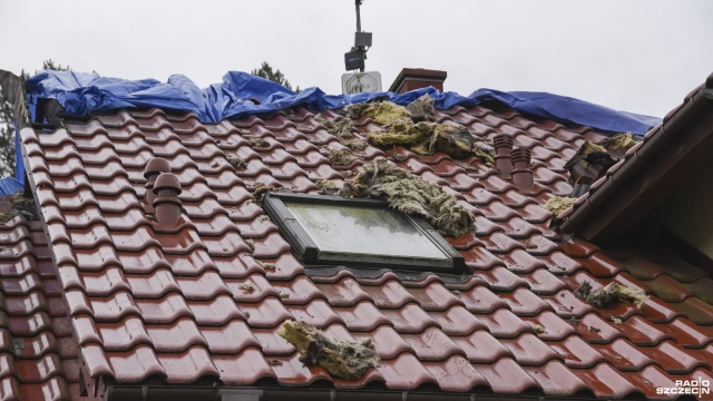 To się momentalnie roznieciło. Ostał się tylko mały fragment budynku, nad garażem - wspomina jeden z pogorzelców. Fot. Kamila Kozioł [Radio Szczecin] "Ratowaliśmy swoje życie". Pożar strawił cały ich dobytek [WIDEO, ZDJĘCIA]