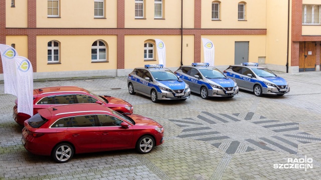 Fot. Robert Stachnik [Radio Szczecin] Nowe radiowozy, w tym elektryczne, otrzymali policjanci w regionie [WIDEO, ZDJĘCIA]