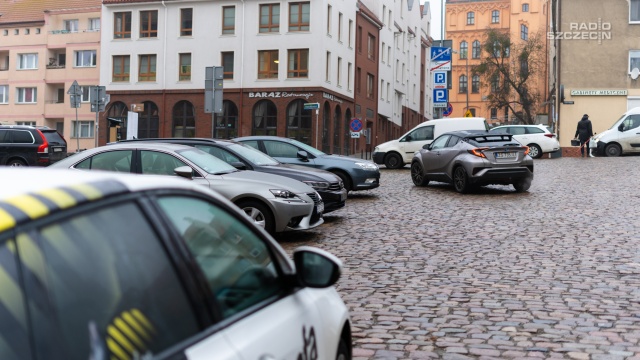 Fot. Mateusz Papke [Radio Szczecin] Mieszkańcy narzekają na brak miejsc parkingowych na Podzamczu [ZDJĘCIA]