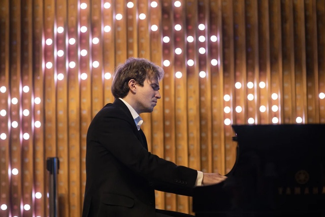 Andrzej Wierciński – pianista koncertuje na Expo 2020 w Dubaju. Fot. Monika Wasylewska. Źródło, https://andrzejwiercinski.com/ Polski pianista Andrzej Wierciński na Expo 2020 w Dubaju [ZDJĘCIA]