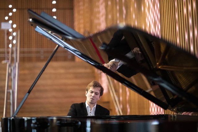 Andrzej Wierciński - pianista koncertuje na Expo 2020 w Dubaju. Fot. Monika Wasylewska. Źródło, https://andrzejwiercinski.com/ Polski pianista Andrzej Wierciński na Expo 2020 w Dubaju [ZDJĘCIA]
