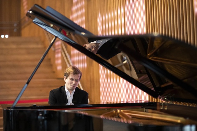 Andrzej Wierciński - pianista koncertuje na Expo 2020 w Dubaju. Fot. Monika Wasylewska. Źródło, https://andrzejwiercinski.com/ Polski pianista Andrzej Wierciński na Expo 2020 w Dubaju [ZDJĘCIA]