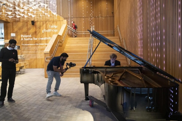 Andrzej Wierciński – pianista bohaterem reportażu Dubai TV na Expo 2020. Fot. Monika Wasylewska. Źródło, https://andrzejwiercinski.com/ Polski pianista Andrzej Wierciński na Expo 2020 w Dubaju [ZDJĘCIA]